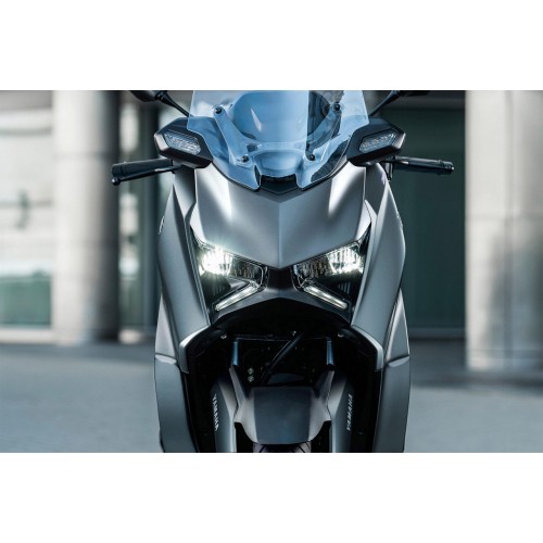X-shaped headlight and taillight